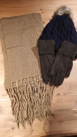Winterset mit Kappe, Schal und Fellhandschuhe