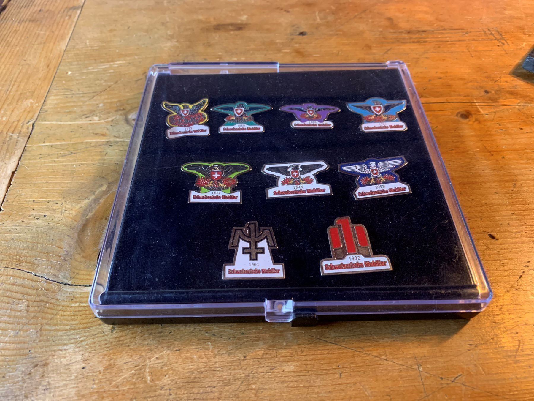 Placchette & Badge: Pin Set - Die Schweizerische Mobiliar – Nuovo e nell'imballaggio originale da Nidau venduto da feierabend_verkauf
