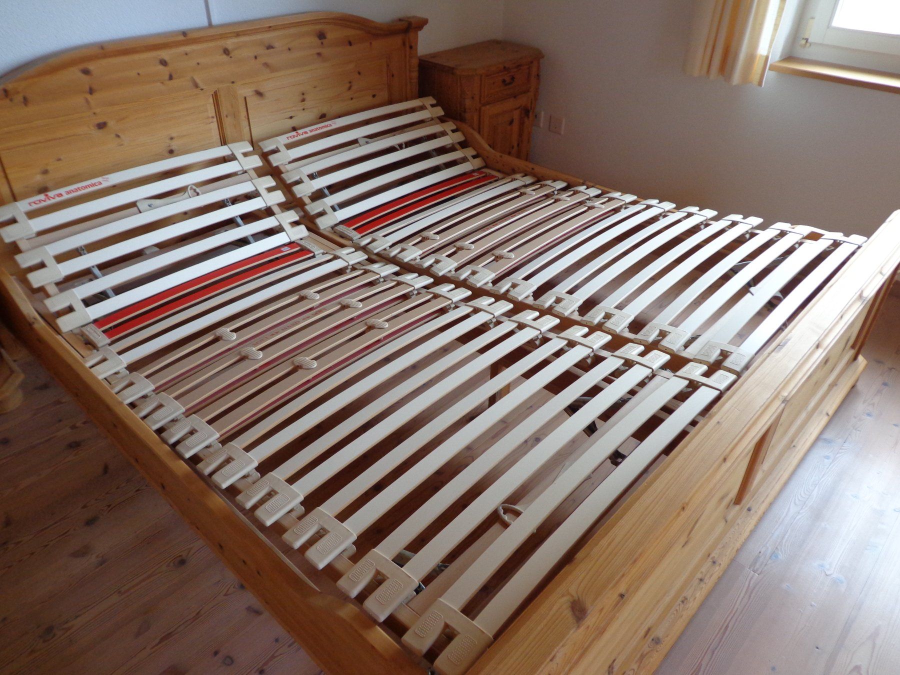 Betten: Doppelbett mit Lattenroste und 2-Nachttische – Gebraucht aus Eschenbach SG von Roeni60 5