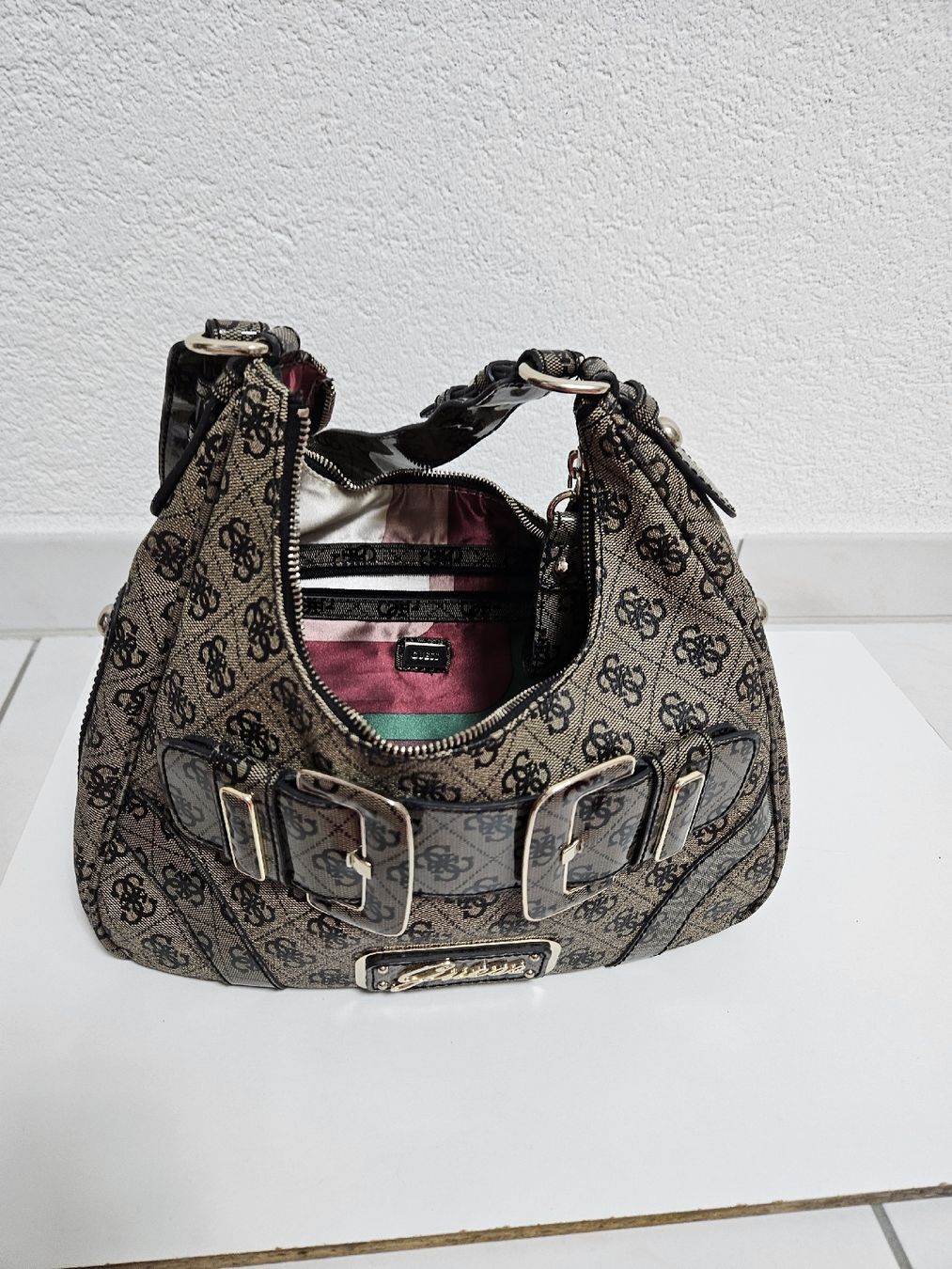 Borse da donna: Handtasche Guess braun mit Logo-Muster  – Usato da Schlieren venduto da Bestleo 6