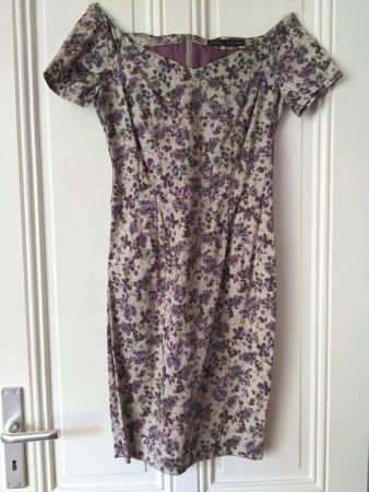 ZARA : Robe-fourreau, décolleté glamour, imprimé floral 36