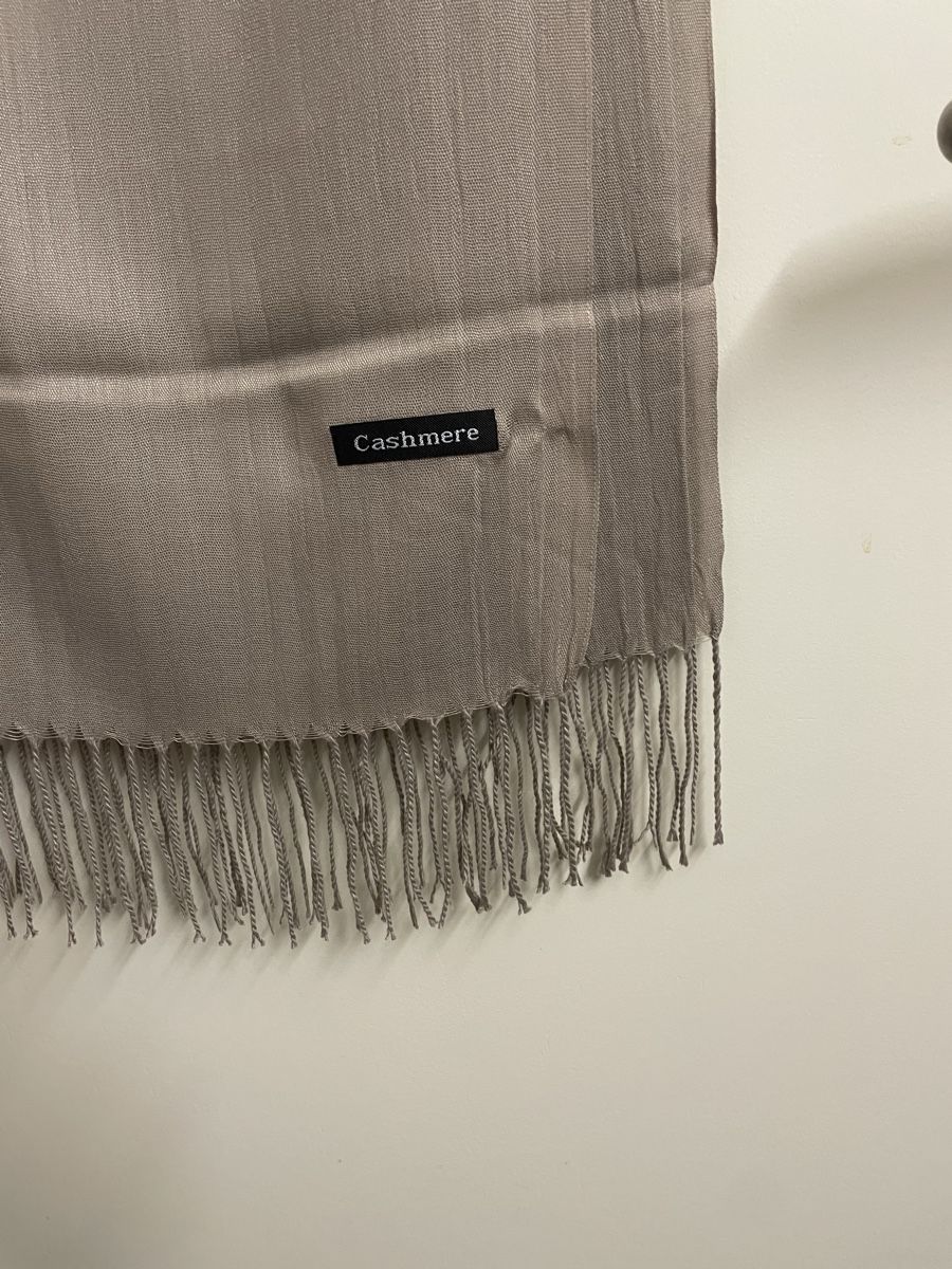 Foulard & Sciarpe: Beige Cashmere Scarf New – Nuovo e nell'imballaggio originale da Buttikon SZ venduto da trz_6ht8 1