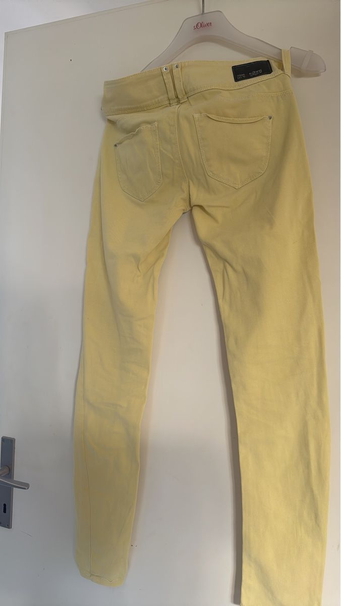 Jeans: Gelbe Jeans von Ruby tuesday, Grösse 32 – Usato da Gersau venduto da Second-Hand-Shop