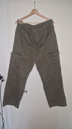 Jeans Gr44 Olivgrün mit Taschen
