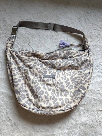 Padded Hip Bag oversized - leo VIVI MARI Umhängetasche A4