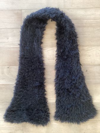 Flauschiger schwarzer Schal