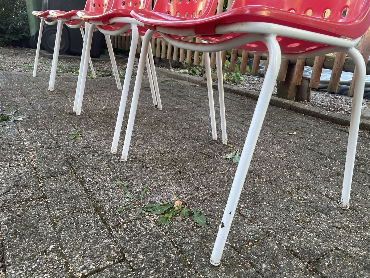 Stühle: OWI Gartenstühle rot – Gebraucht aus Winterthur von Kingori 2