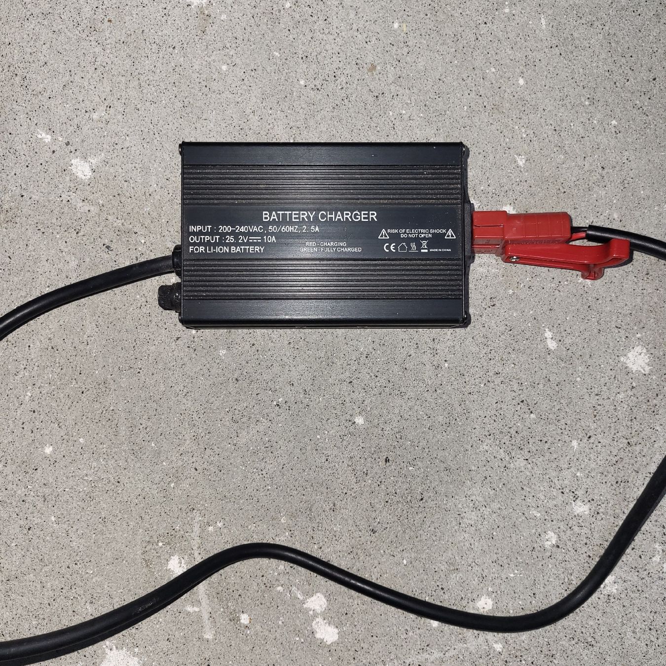 Caricabatterie: chargeur batterie lithium ion 25.2 volt 10 ah – Usato da Lentigny venduto da Davide599 1