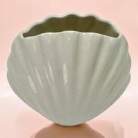 Vase ancienne en forme coquillage céramique émaillée blanche