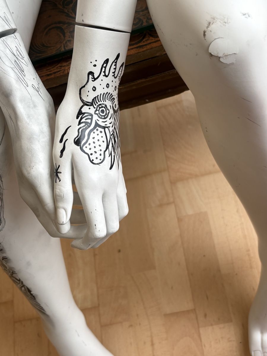 Allestimento di negozi e stand fieristici: Tattooed Mannequin   – Usato da Obermumpf venduto da davetattoo 5
