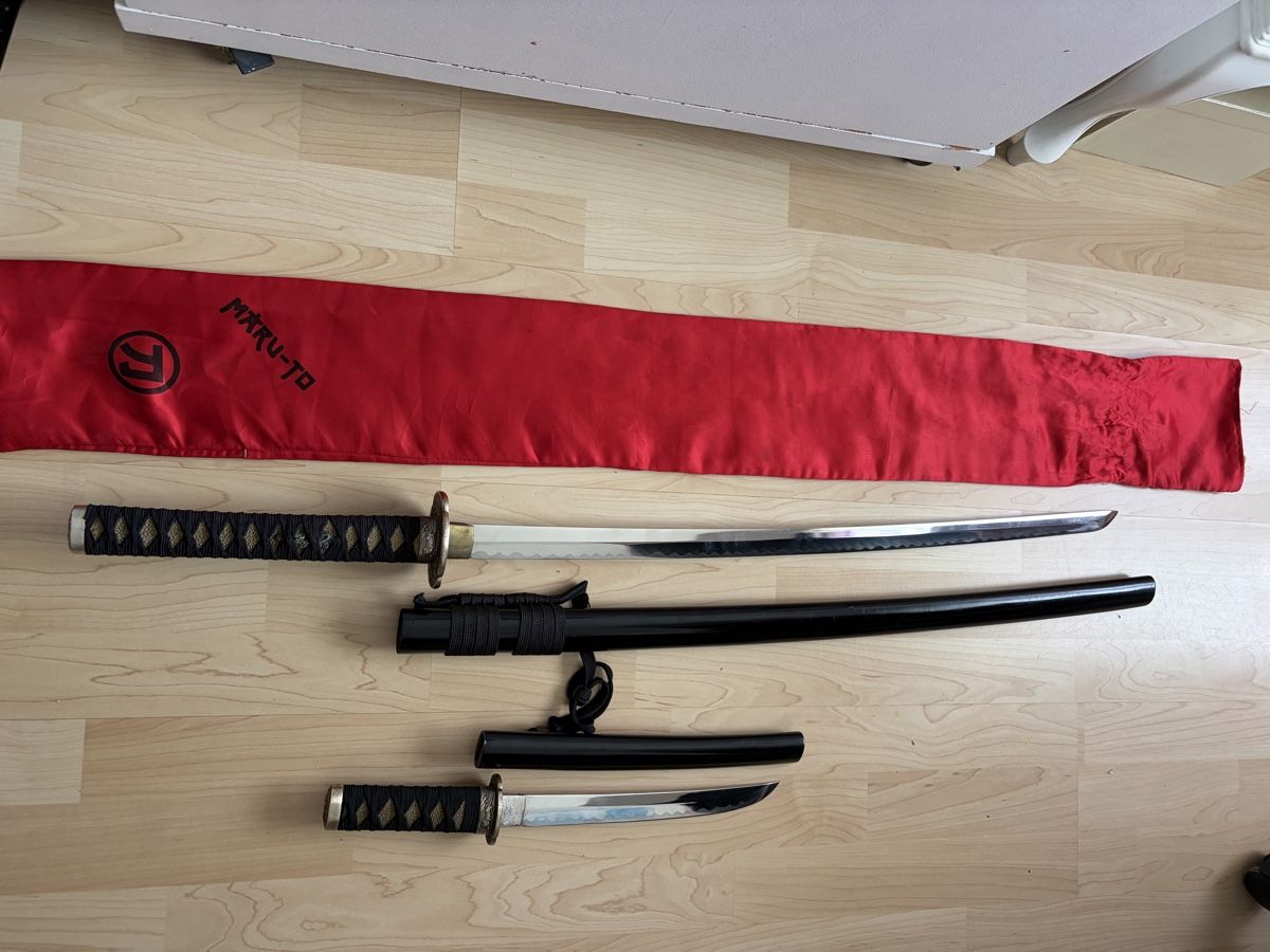 Arte internazionale: 2 Trainings- Katana / Samurai-Schwerter mit rotem Schutzsack – Usato da Wiedlisbach venduto da anipet61