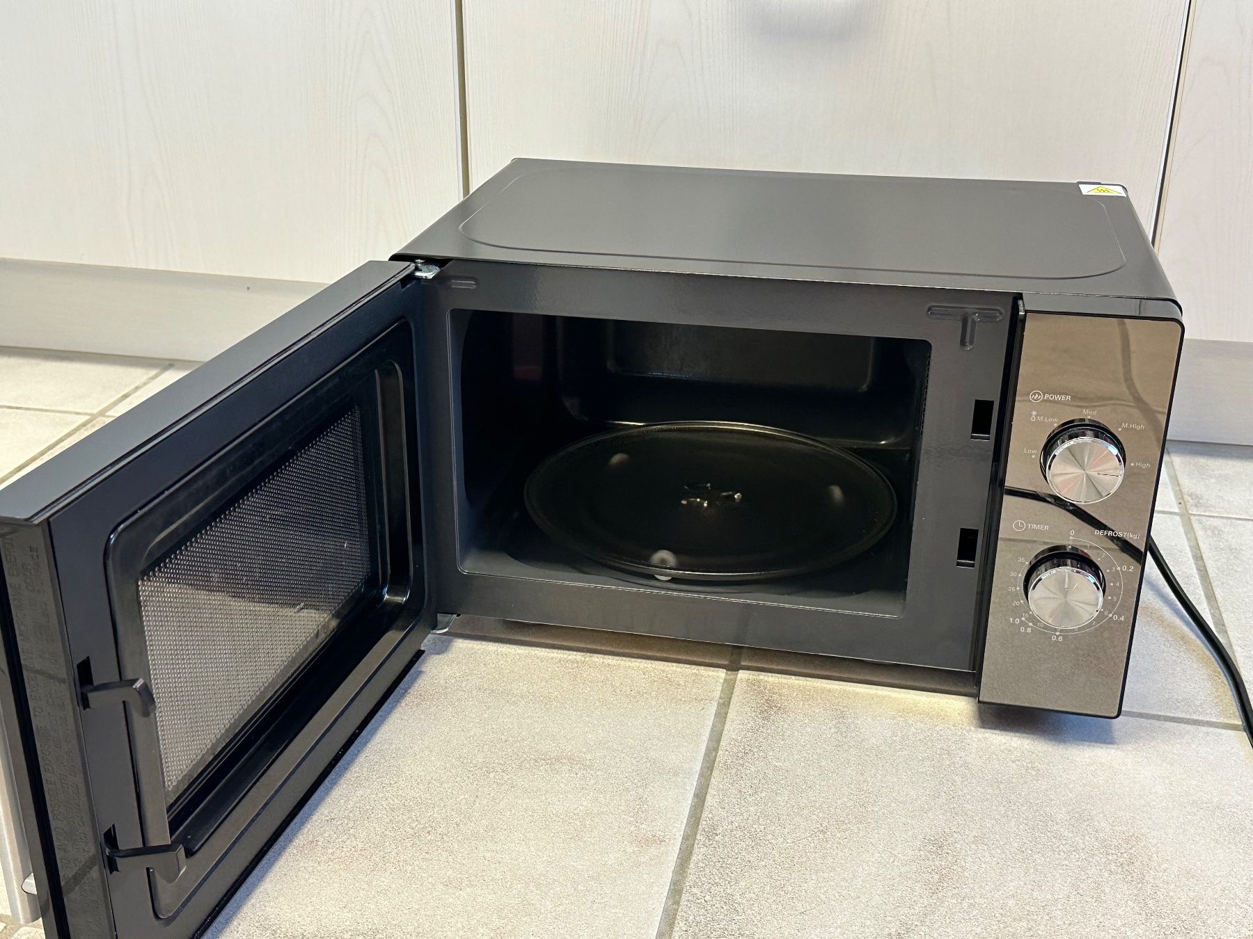 Fours: ok. Mikrowelle 700W – D'occasion à Pfäffikon ZH par 0iB4F 1