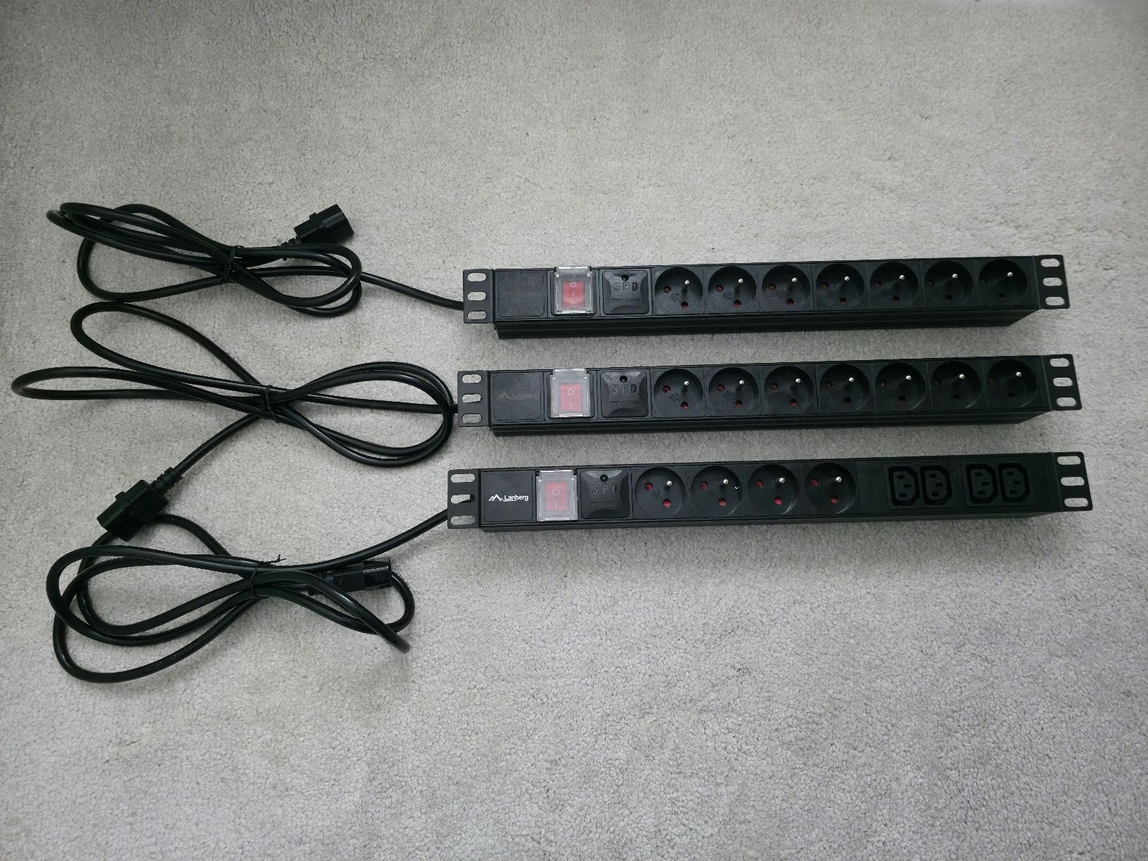 Spine: 3 Multiprises pour Rack 19" avec protection surtension – Usato da Embrach venduto da niz_8sff 2