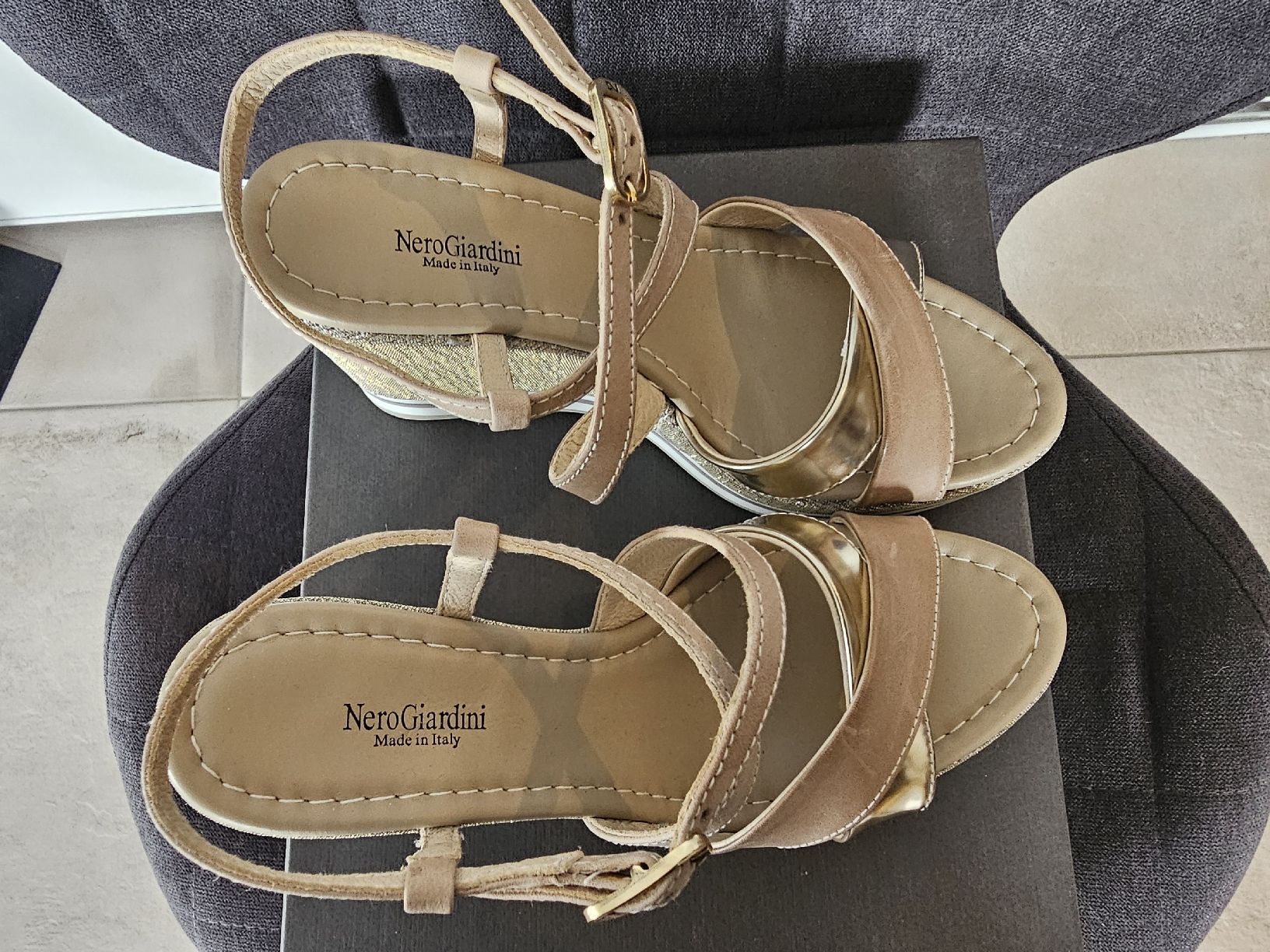 Scarpe da donna: Sandales Neuves "Nero Giardini" dorées/Beiges/Compensées – Nuovo e nell'imballaggio originale da Basel venduto da Paloma6261 9
