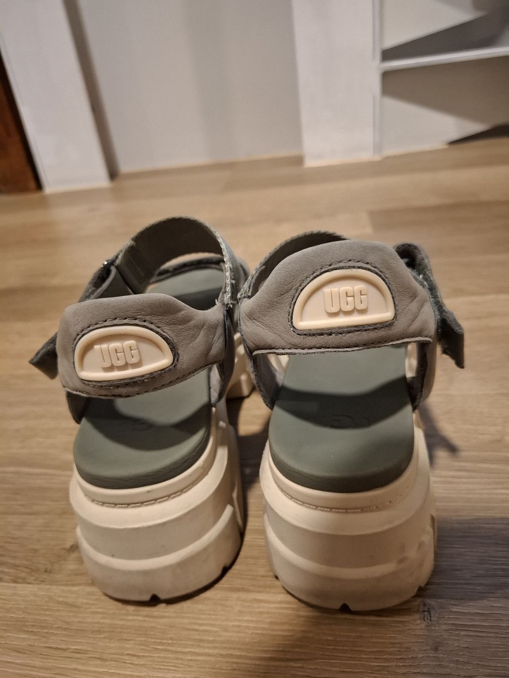Ugg Scarpe da donna: UGG Sandalen – Usato da Lausen venduto da Devin- 1