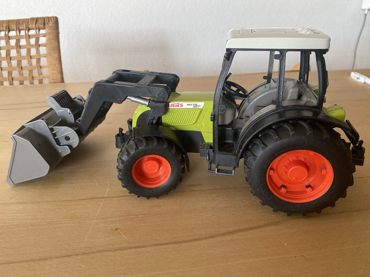 Giocattoli: Spielzeugtraktor Claas Nectis 267 Frontlader  – Usato da Zumikon venduto da Teuchter 2