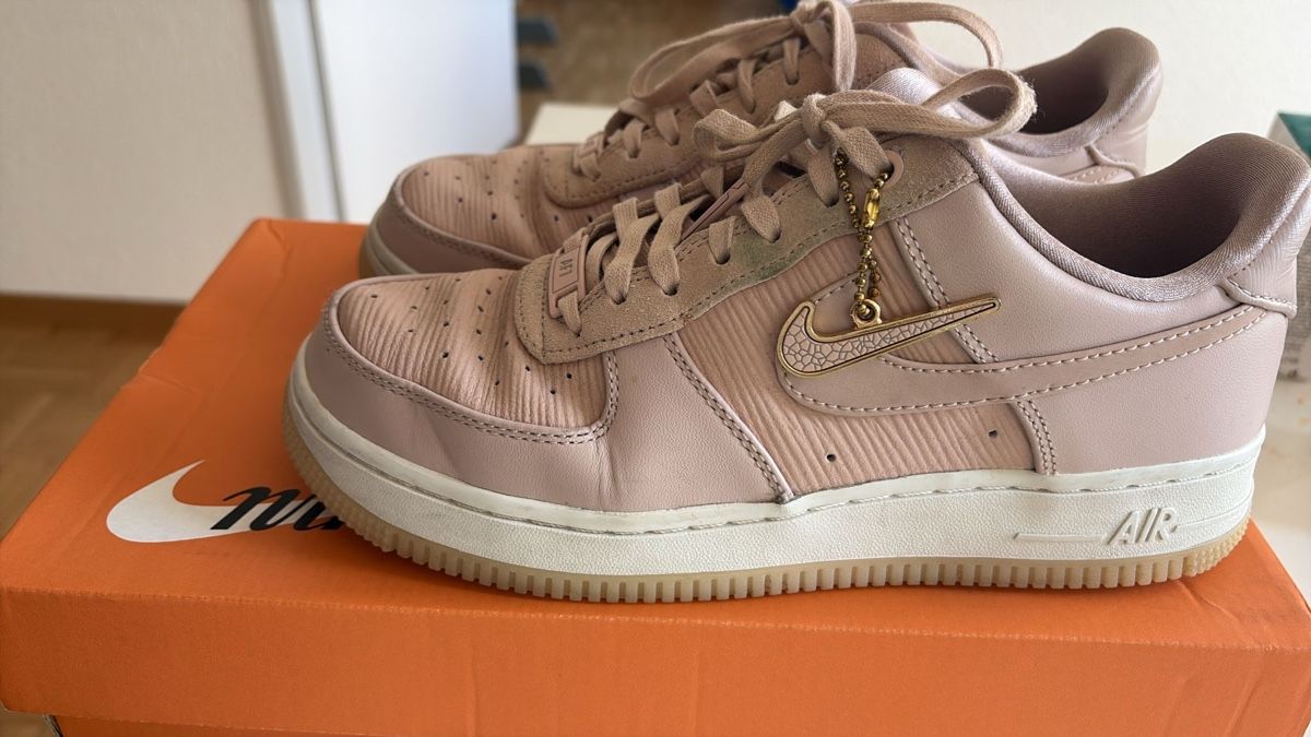 Nike Damenschuhe: Air Force 1, Spezial Edition 2018, Gr. 38/24cm – Gebraucht aus Rorschach von CREDOCONTRO