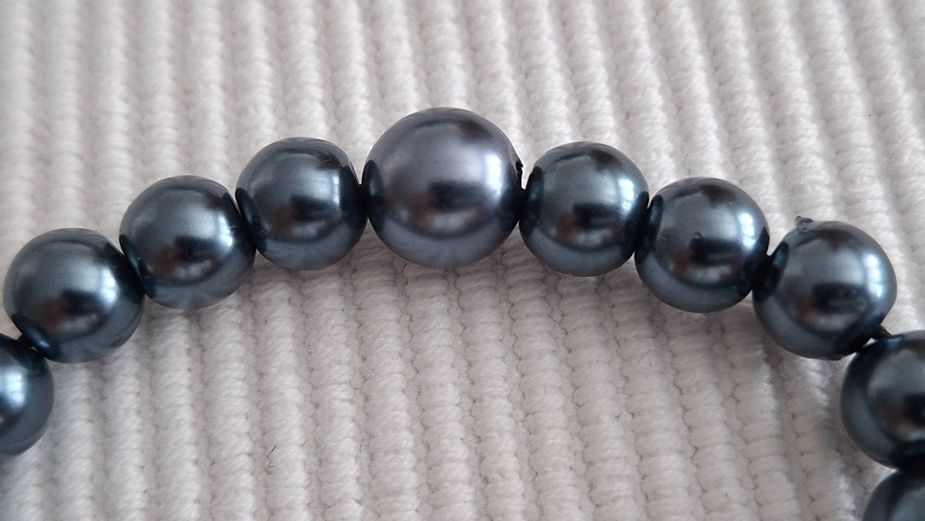 Bracelets: Perlenarmband dunkelgrau , elastisch aus Glaswachsperlen – D'occasion à Gattikon par jeansgli 1