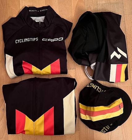 Ensemble 4 pièces de vélo : gilet, maillot, bib short...