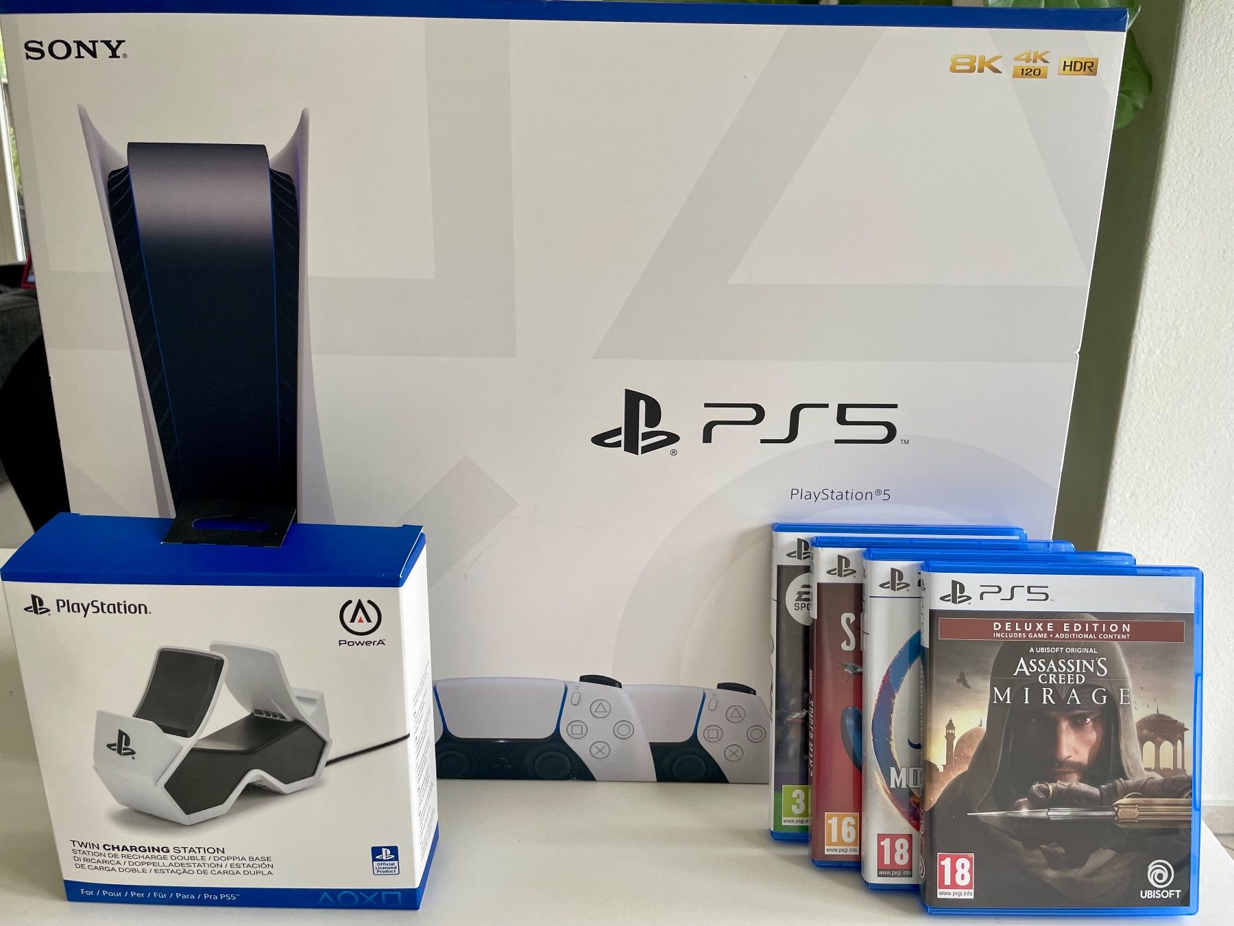 Sony Consoles: PS5 CFI-1216A Disc, 2 Controls, 4 games, Twin Charging Stat. – D'occasion à Richterswil par Luciano.P.
