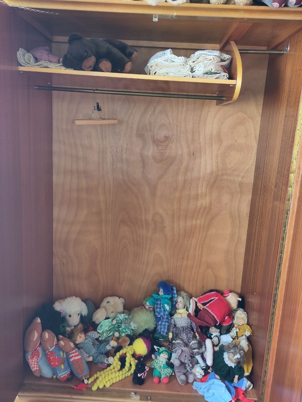 Armadi: alter Kleiderschrank, 3-flüglig – Usato da Derendingen venduto da Biberister 1