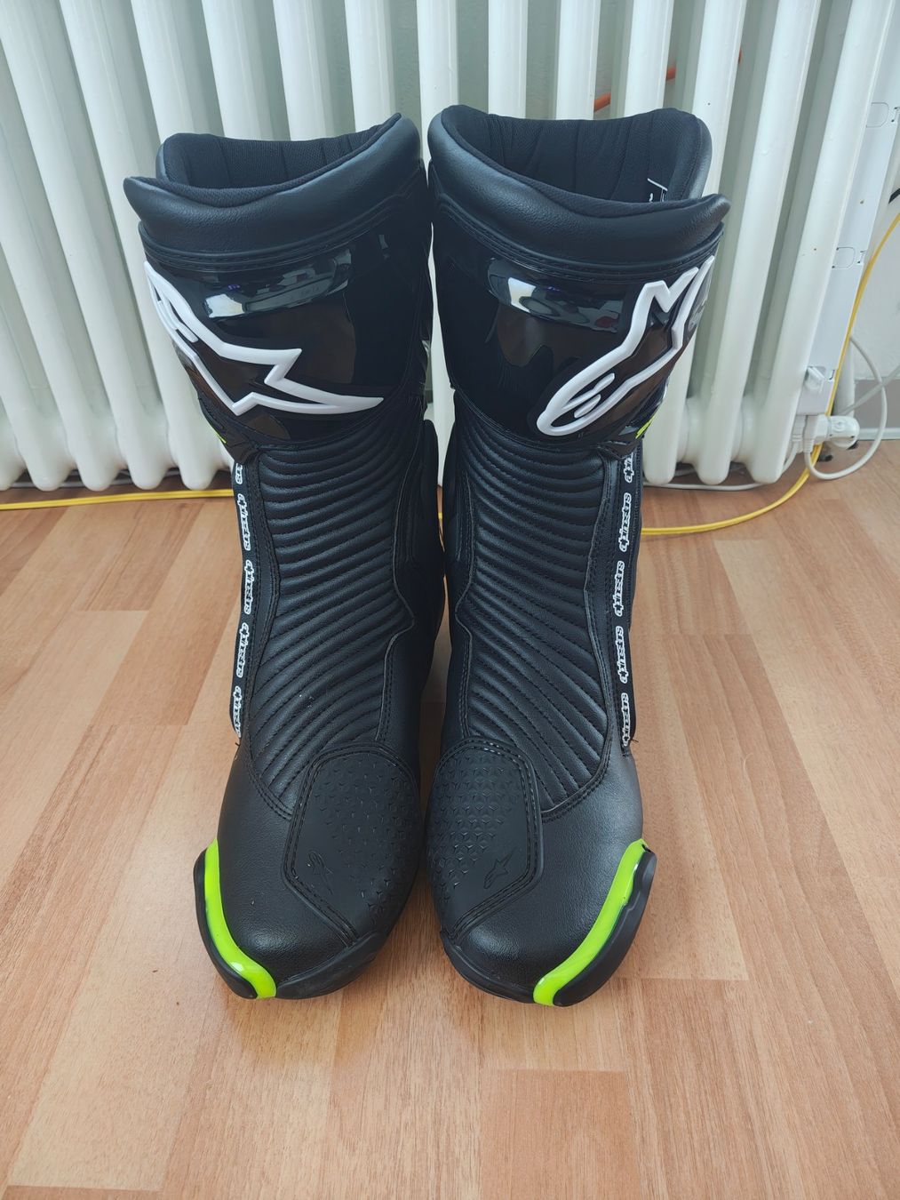 Alpinestars Herrenschuhe: Alpinestars SMX PLUS v2 Gr. 45 NEUWERTIG – Gebraucht aus Zufikon von Error 3