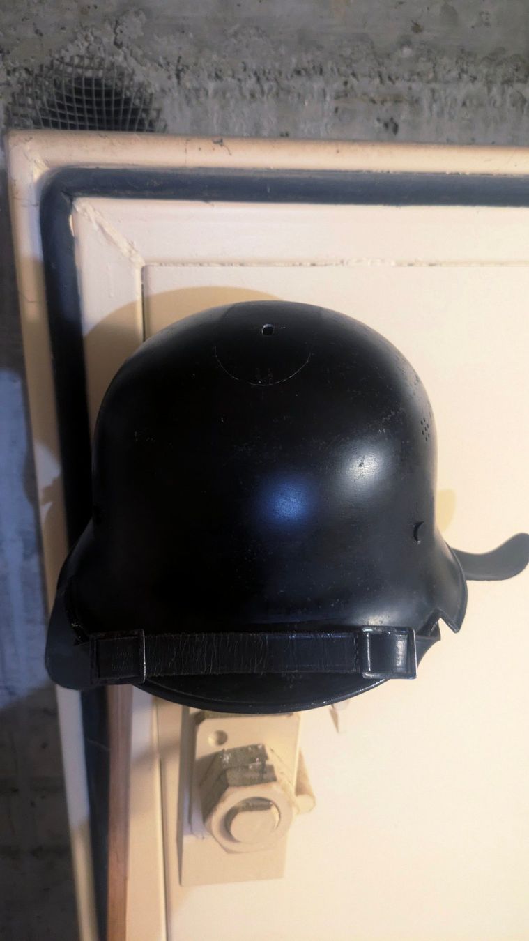 Uniformi & Effetti personali: Feuerschutzpolizei Stahlhelm M34 DD – Usato da Buttisholz venduto da ArmeeShopCH 1