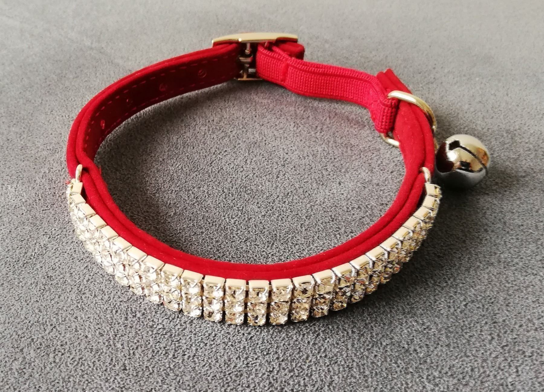 Guinzagli & Collari: Katzenhalsband Samt Rot mit Strass mit Elastikband – Nuovo e nell'imballaggio originale da Rüegsauschachen venduto da W4PAW