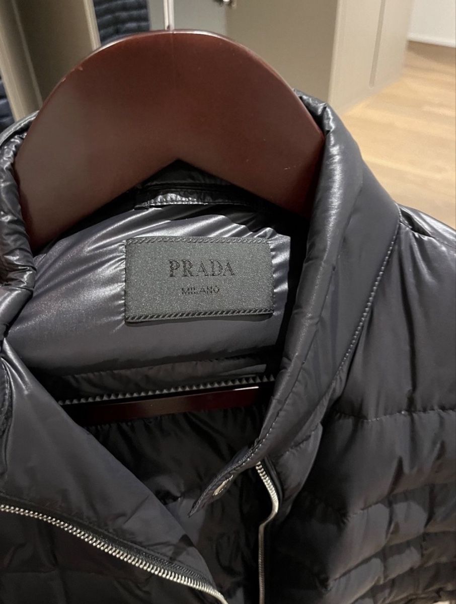 Prada Giacche: PRADA Schwarze Daunenjacke, Grösse 52 – Usato da Zürich venduto da eli_76fw 1