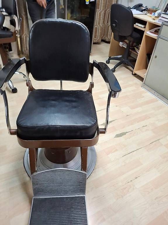 Stühle: Coiffeur Einrichtung - Drehstühle – Gebraucht aus Lausen von Exc400