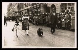 AK Bern, Berndütsch-Fest 1924, Straßenumzug, Paar führt Bäre