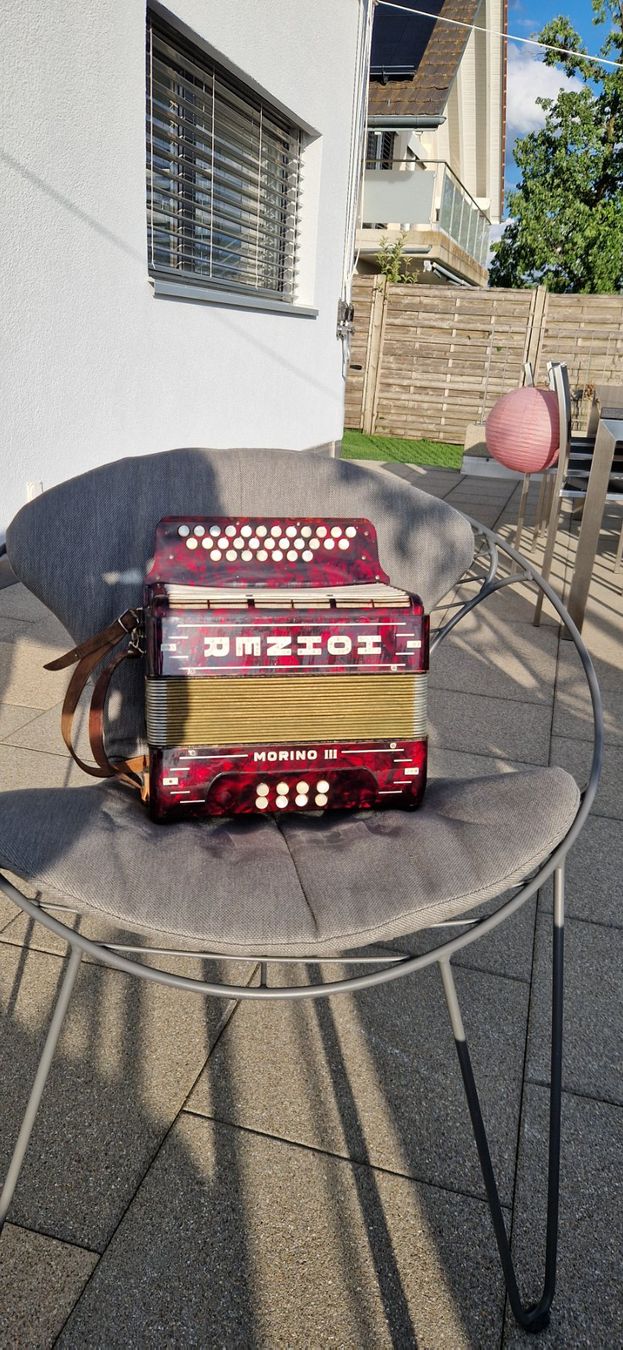 Hohner Strumenti musicali: Hohner Morino 3 Akkordeon - Rot – Usato da Häggenschwil venduto da Musictyp 2