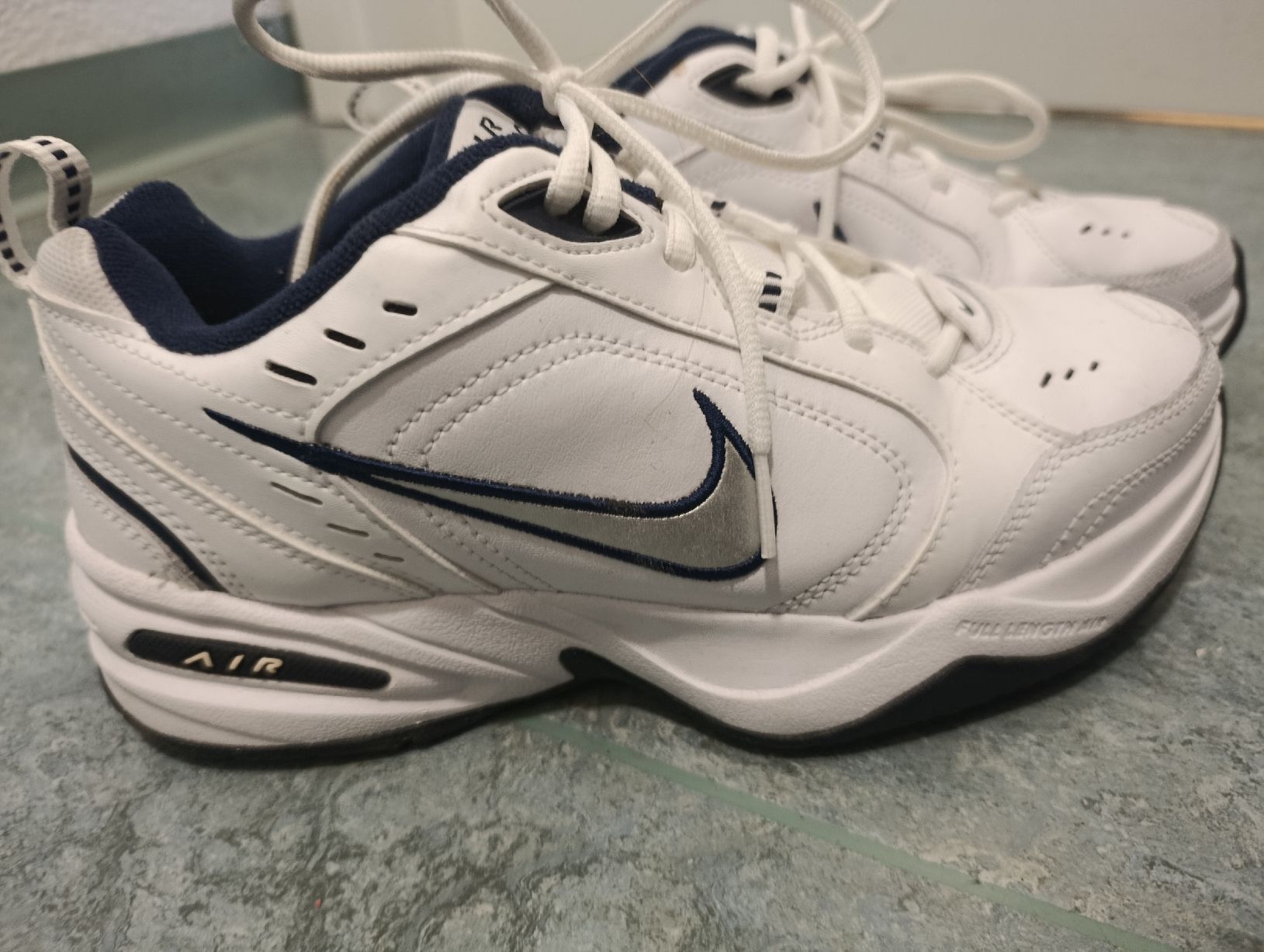 Nike Damenschuhe: Nike Air Monarch Sneaker – Neu (gemäss Beschreibung) aus Wald ZH von Eleona 1