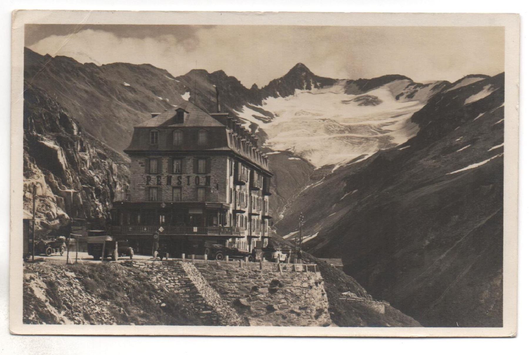 Cartoline postali: FURKA Hotel Belvedère - Auto - Tanksäule – Usato da Jona venduto da philajona