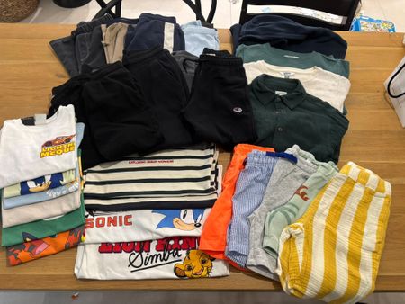 Lot de vêtements garçon divers articles état correct 116