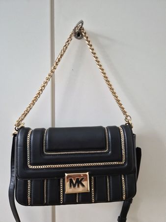 Schwarze Michael Kors Tasche mit goldenen Details & Kette