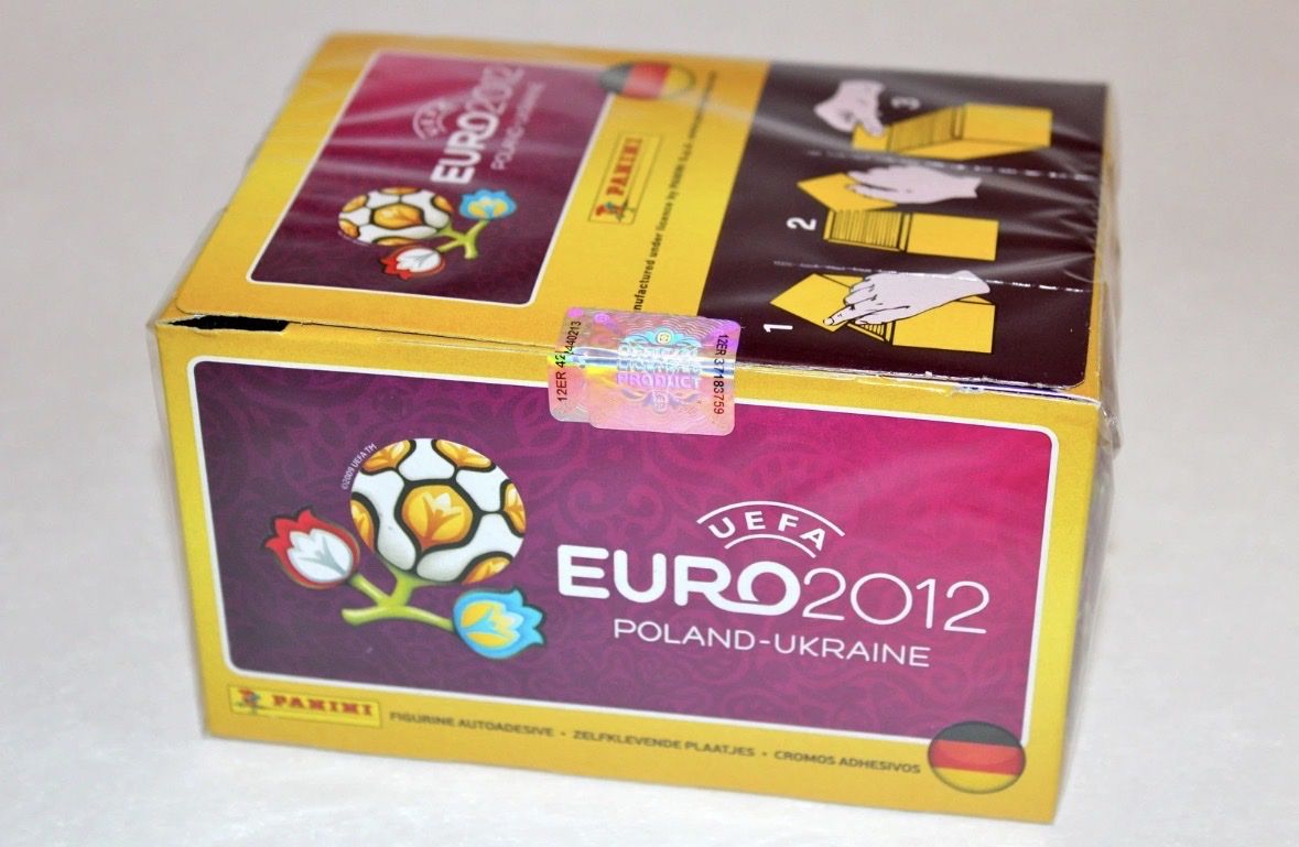 Panini Album: Panini EURO 2012 Sticker Box 100 Packs – Nuovo e nell'imballaggio originale da Emmen venduto da Panininho