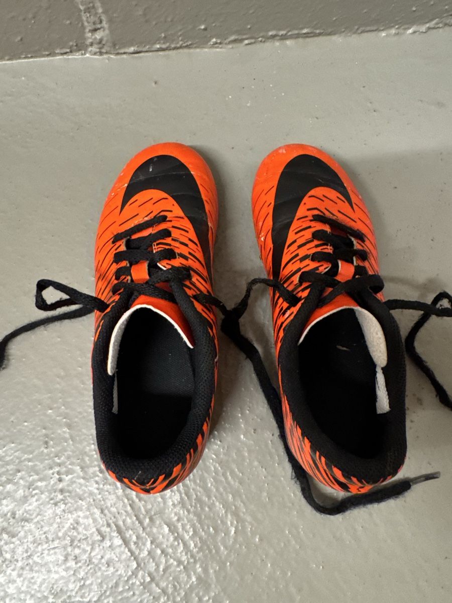 Nike Chaussures garçon: Kinder Nockenschuhe Grosse 31 – D'occasion à Zürich par zd_1965 4