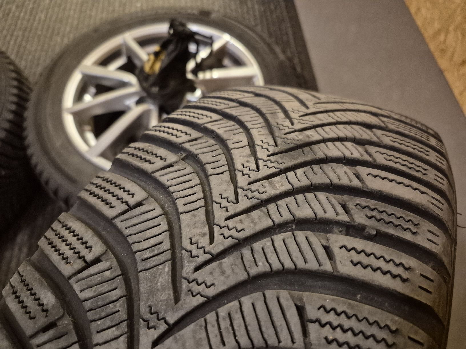 Pneumatici & Ruote complete: Winterräder Kia Ceed – Usato da Oberuzwil venduto da Auto-Hilber 3