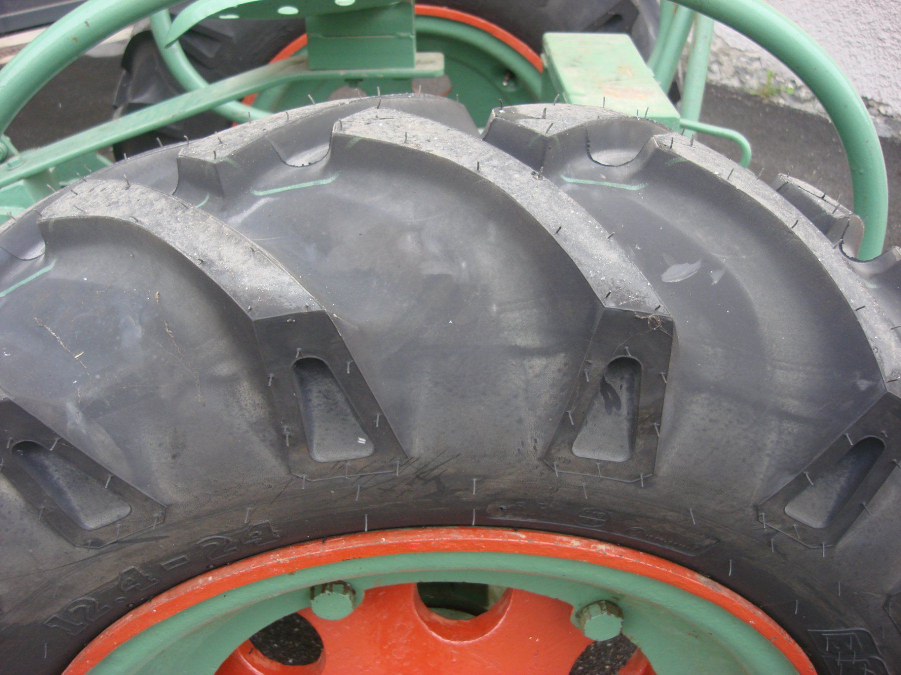 Bührer Tracteurs: Bührer Traktor Oldtimer6 Zylinder Chevrolet  Motor – D'occasion à cazis par Delorta 4