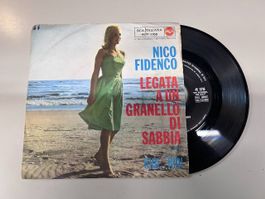 45 giri "Legata a un granello di sabbia / Ridi ridi"