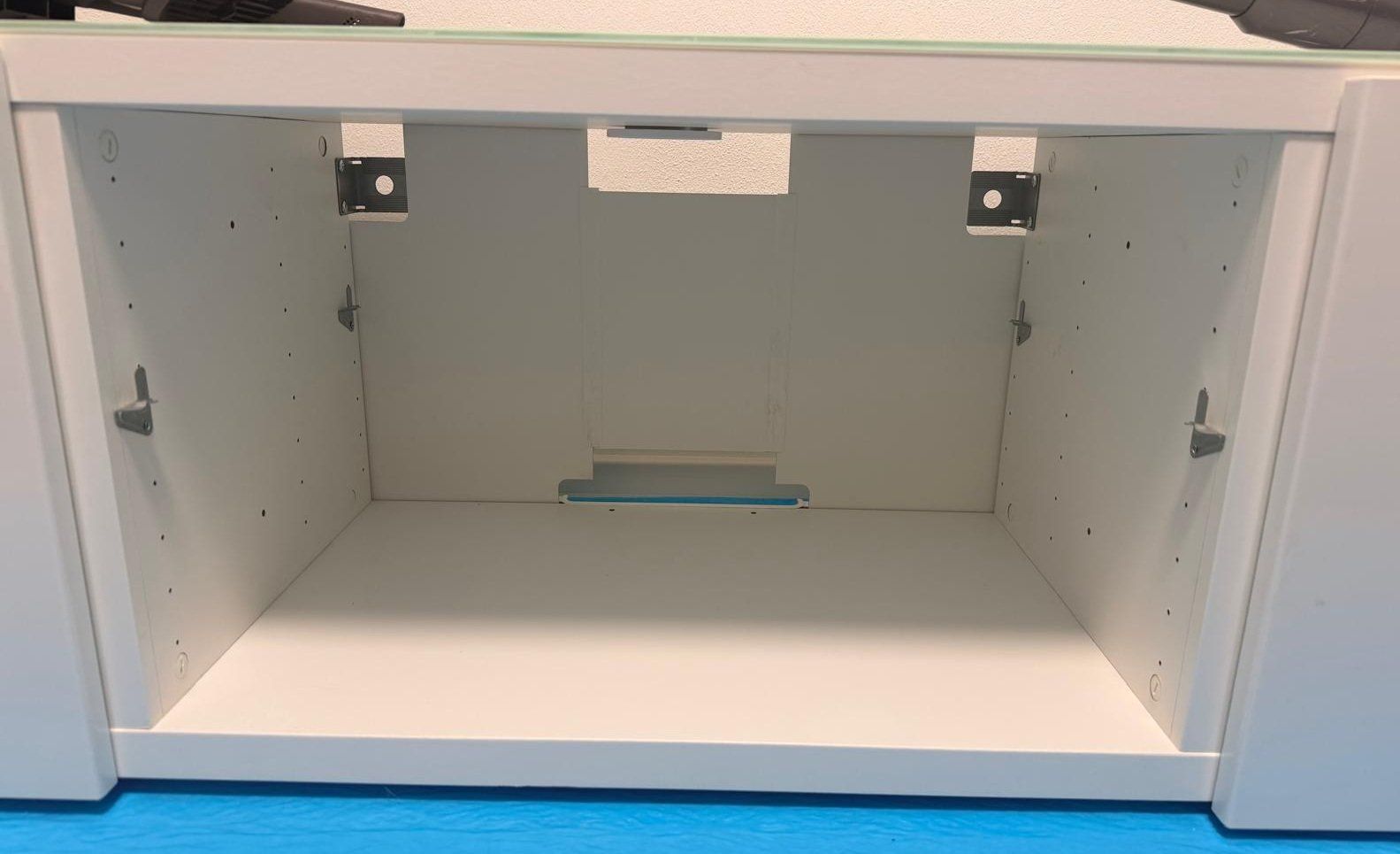 Ikea Mobili TV: TV-Möbel weiss mit Glasplatte (inkl. Wandbefestigung) – Usato da Aarwangen venduto da Pattrik 5