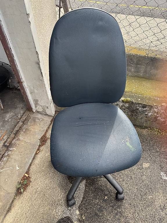 Sedie: Chaise de bureau noire à roulettes  5 CHF – Usato da Bevaix venduto da mic_rdc7