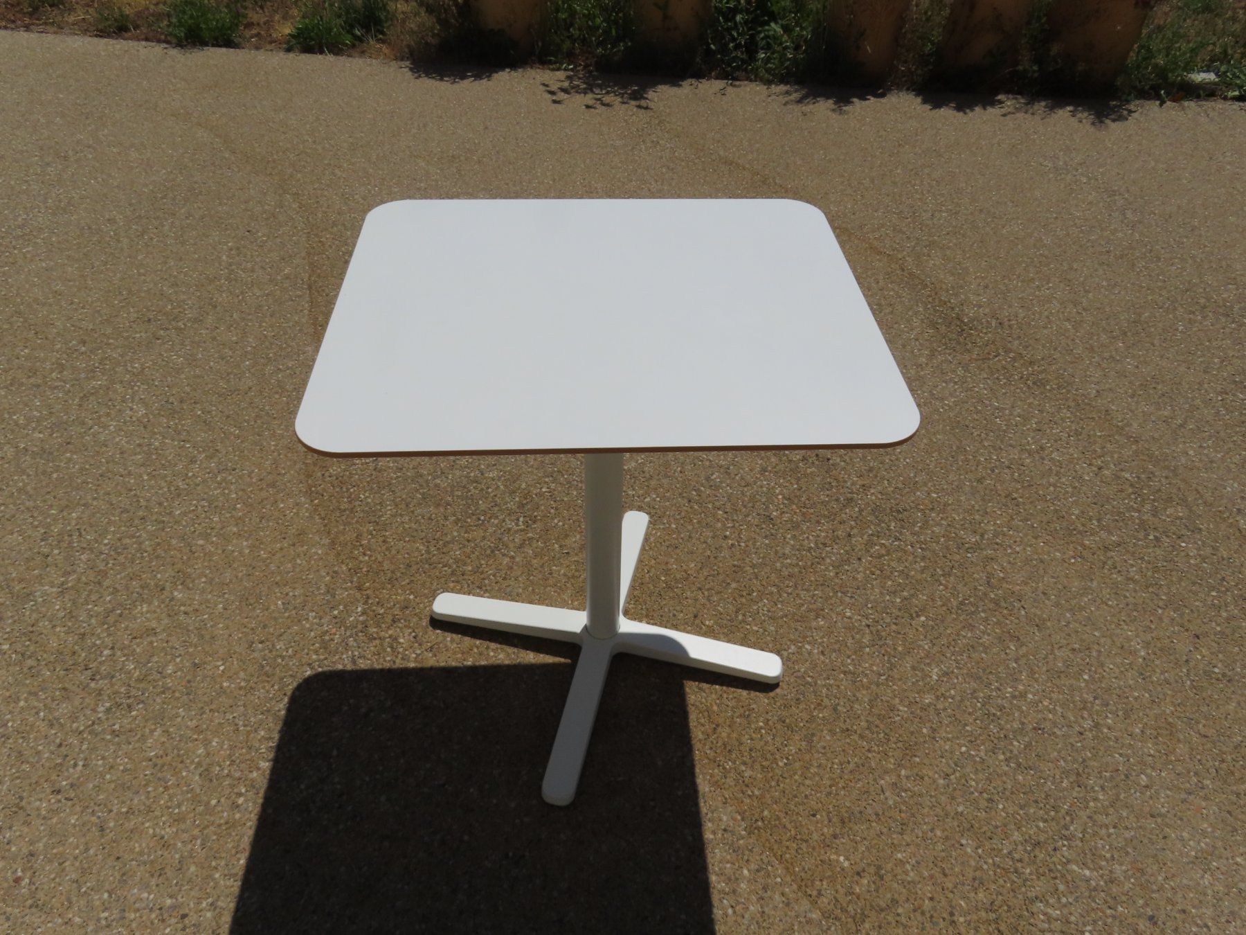 Ikea Tables: Ikea Billsta Tisch  weiss – D'occasion à Reinach BL par WBZ-Flohmarkt 2