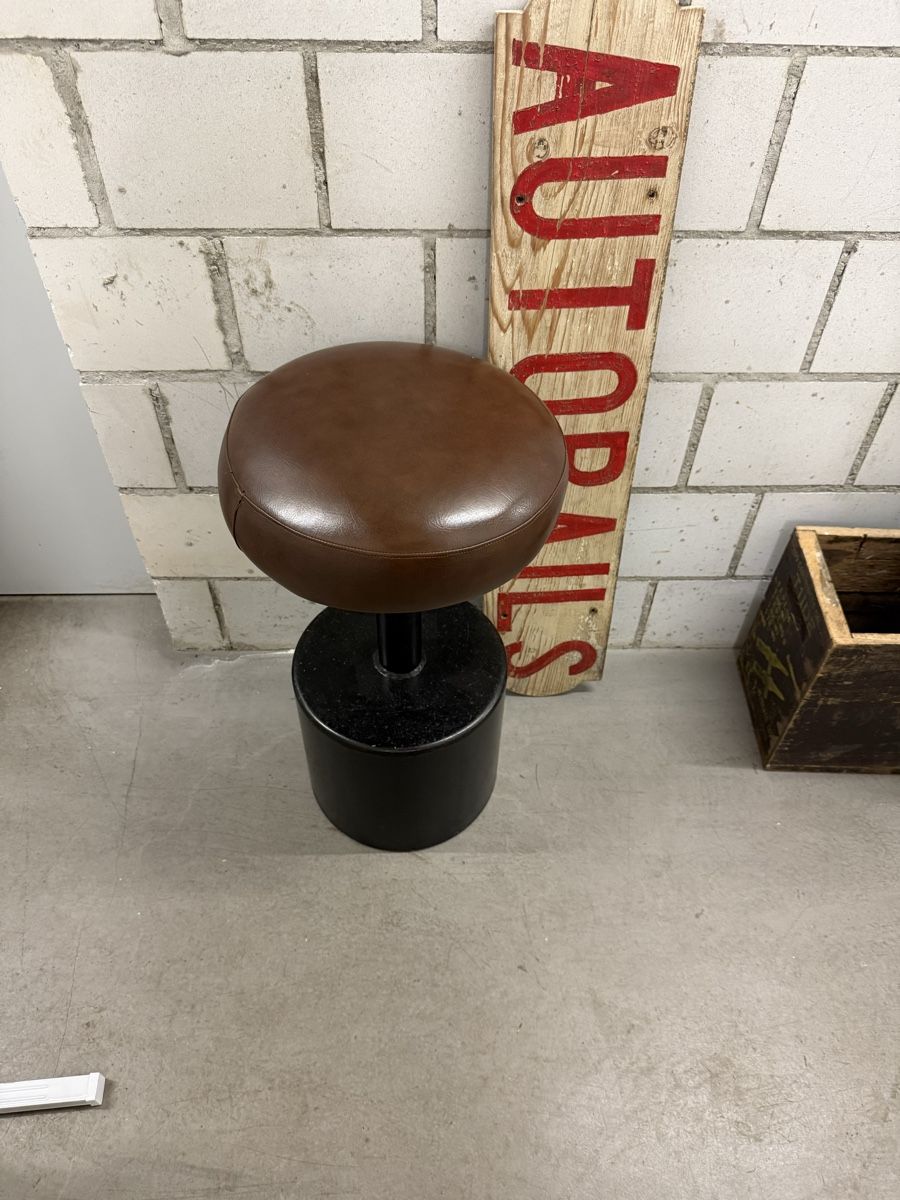 Hocker: Echt Leder Barhocker / Design mid century Vintage – Gebraucht aus Burgdorf von zoe_g7lh 1