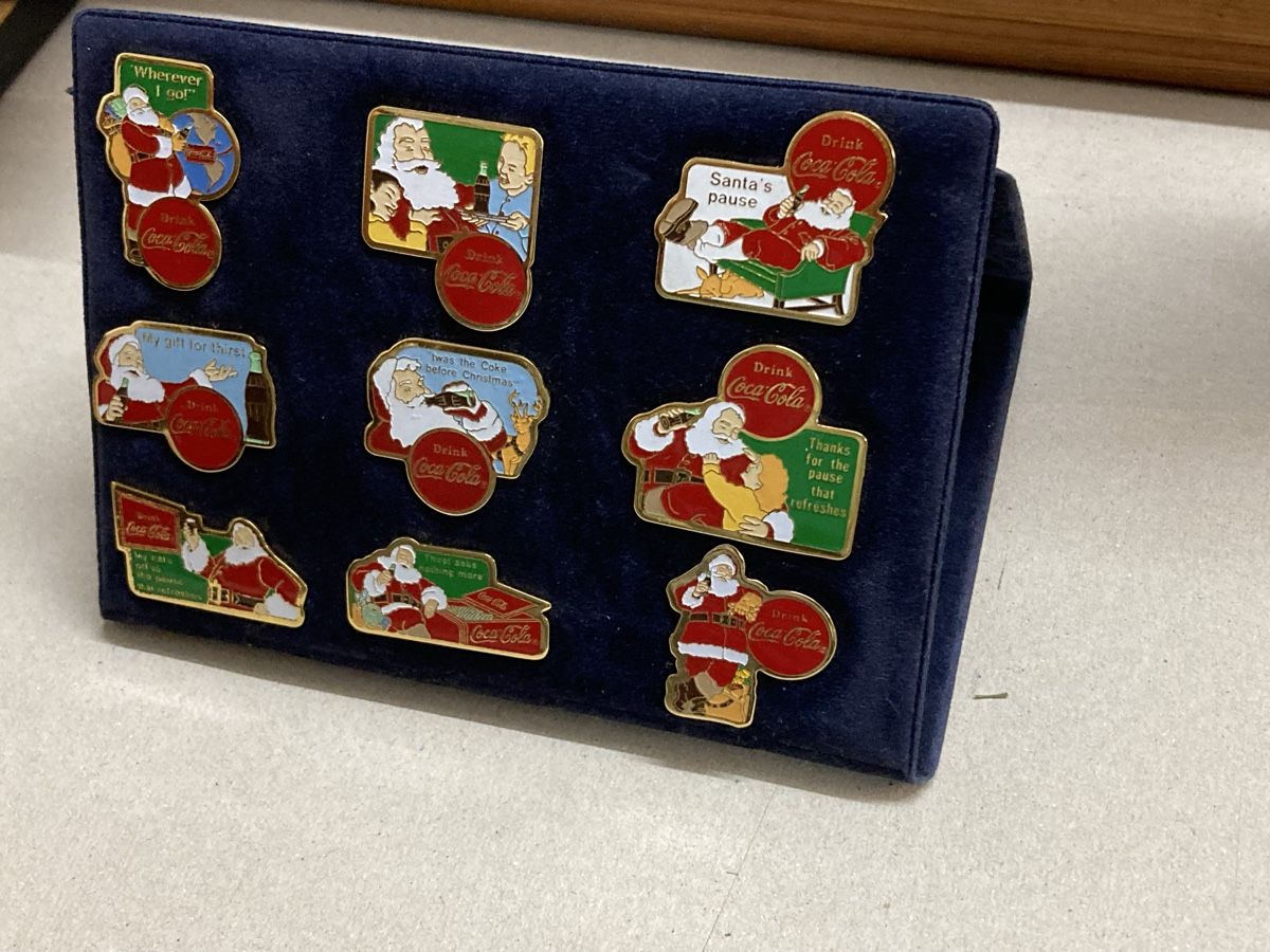 Spille & Fermagli: Coca Cola Sammel Set. Pins Neu  – Nuovo e nell'imballaggio originale da Boll venduto da Jopp1 1