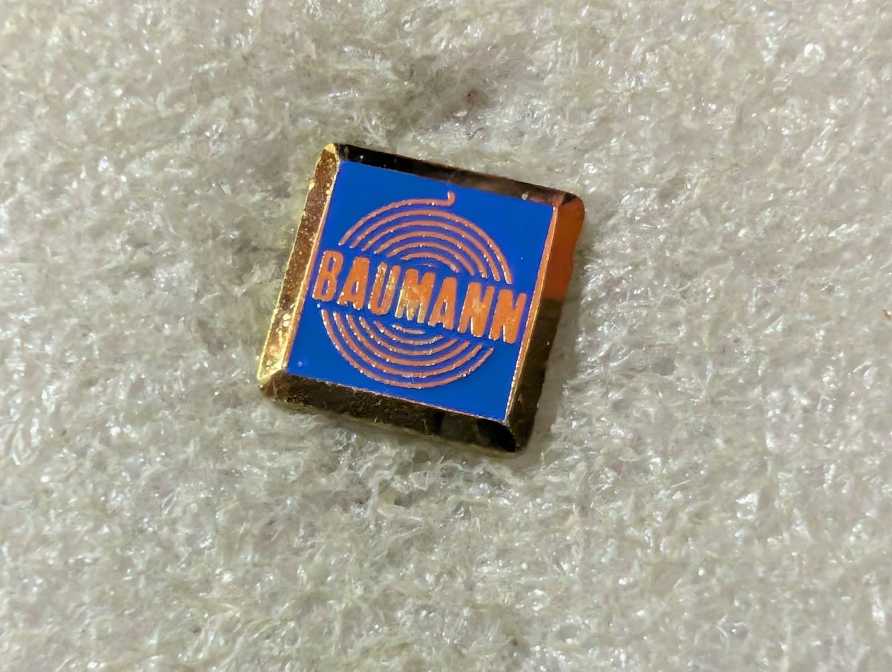 Placchette & Badge: Ansteckpin 83: Baumann – Usato da Oppligen venduto da Pin-Fall-Shop