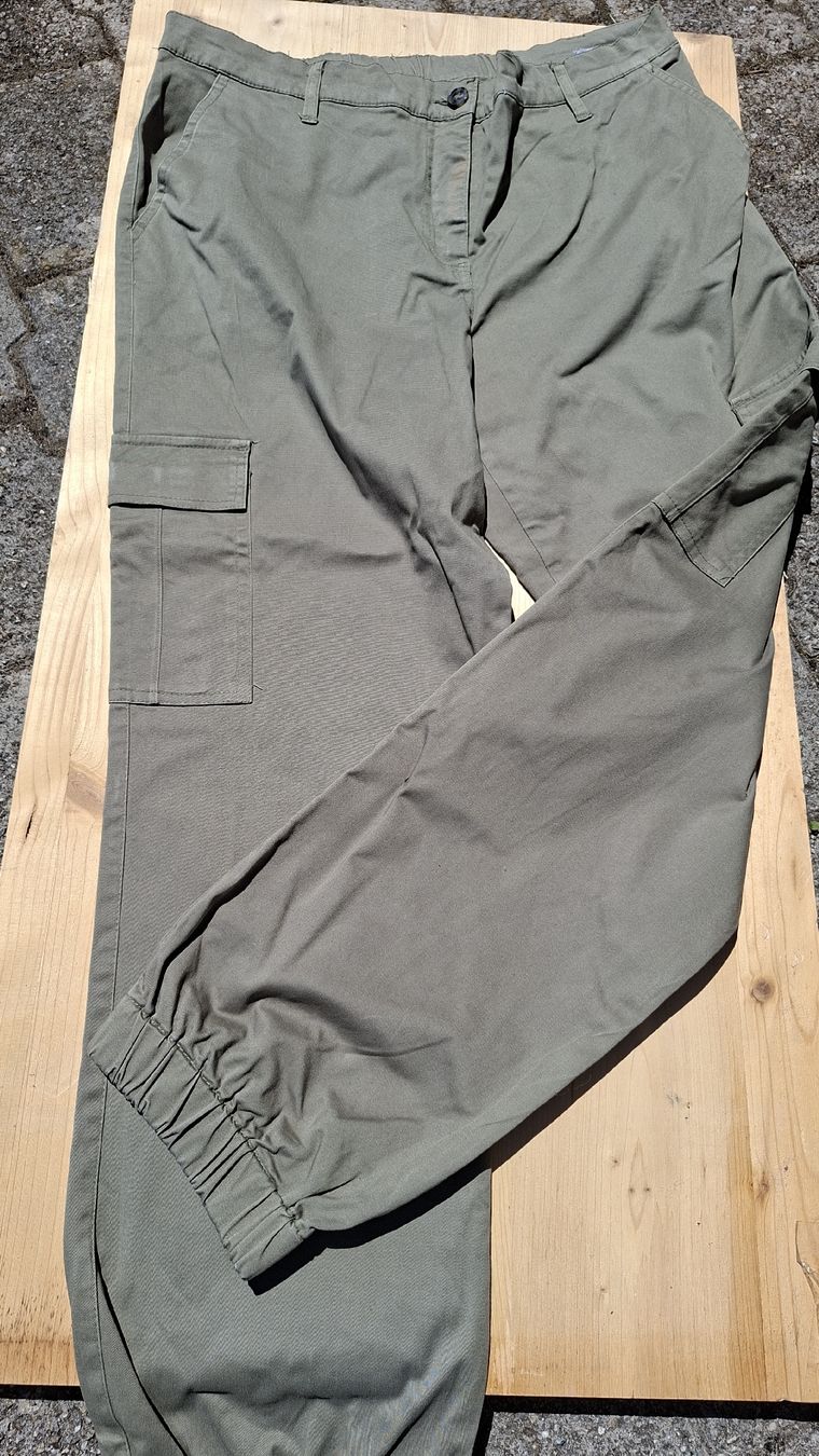 Pantaloni: Pantalon cargo vert olive, taille 42 – Usato da La Rippe venduto da veromaud
