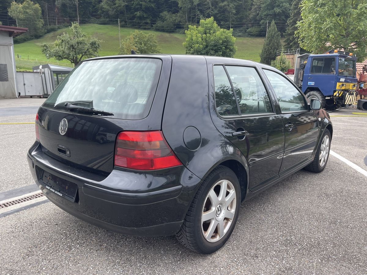 VW Automobili: Golf 1.6 Benzin – Usato da Spiez venduto da bertula 2