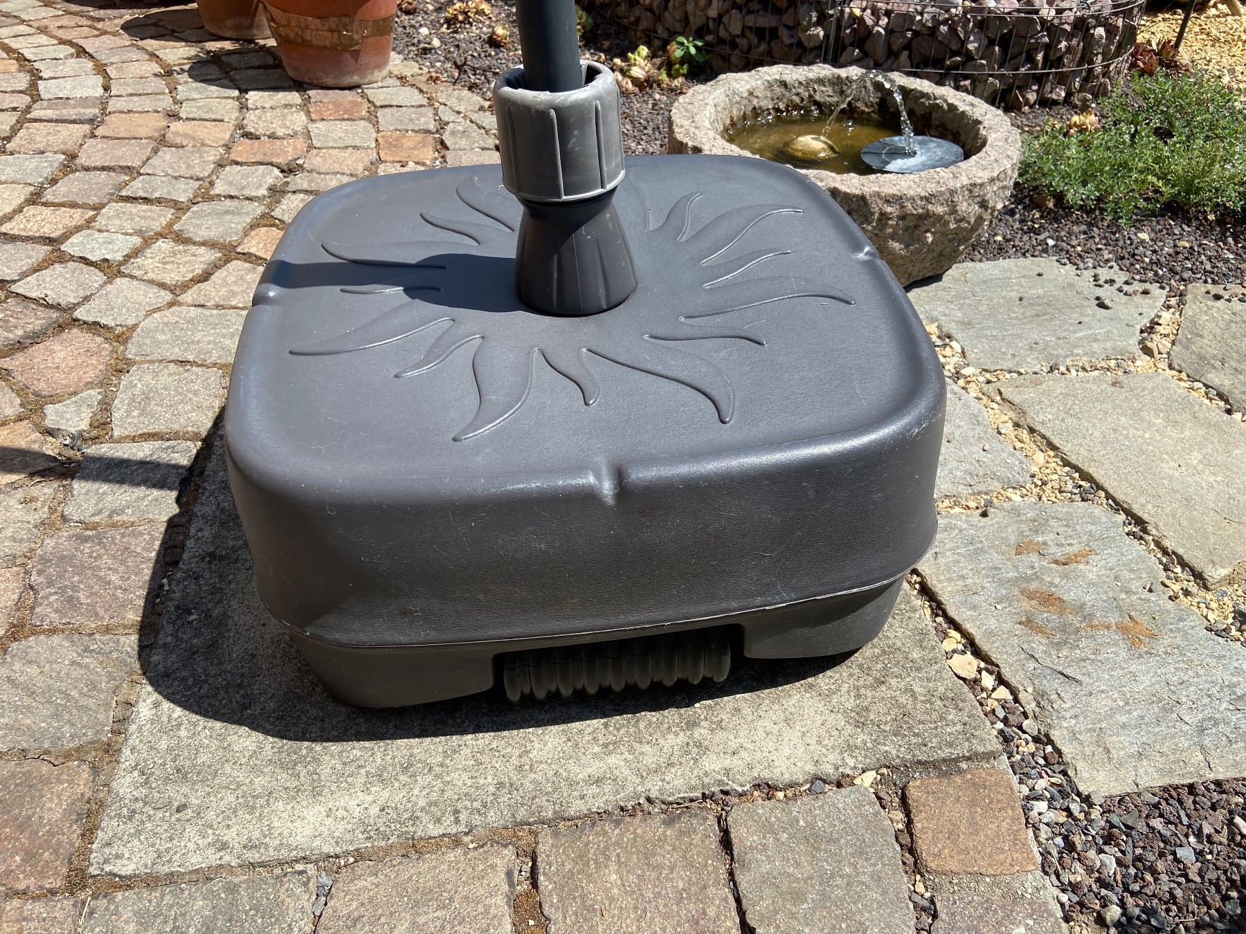 Ombrelloni: Sonnenschirm mit Sockel – Usato da Basel venduto da Relaphe 7